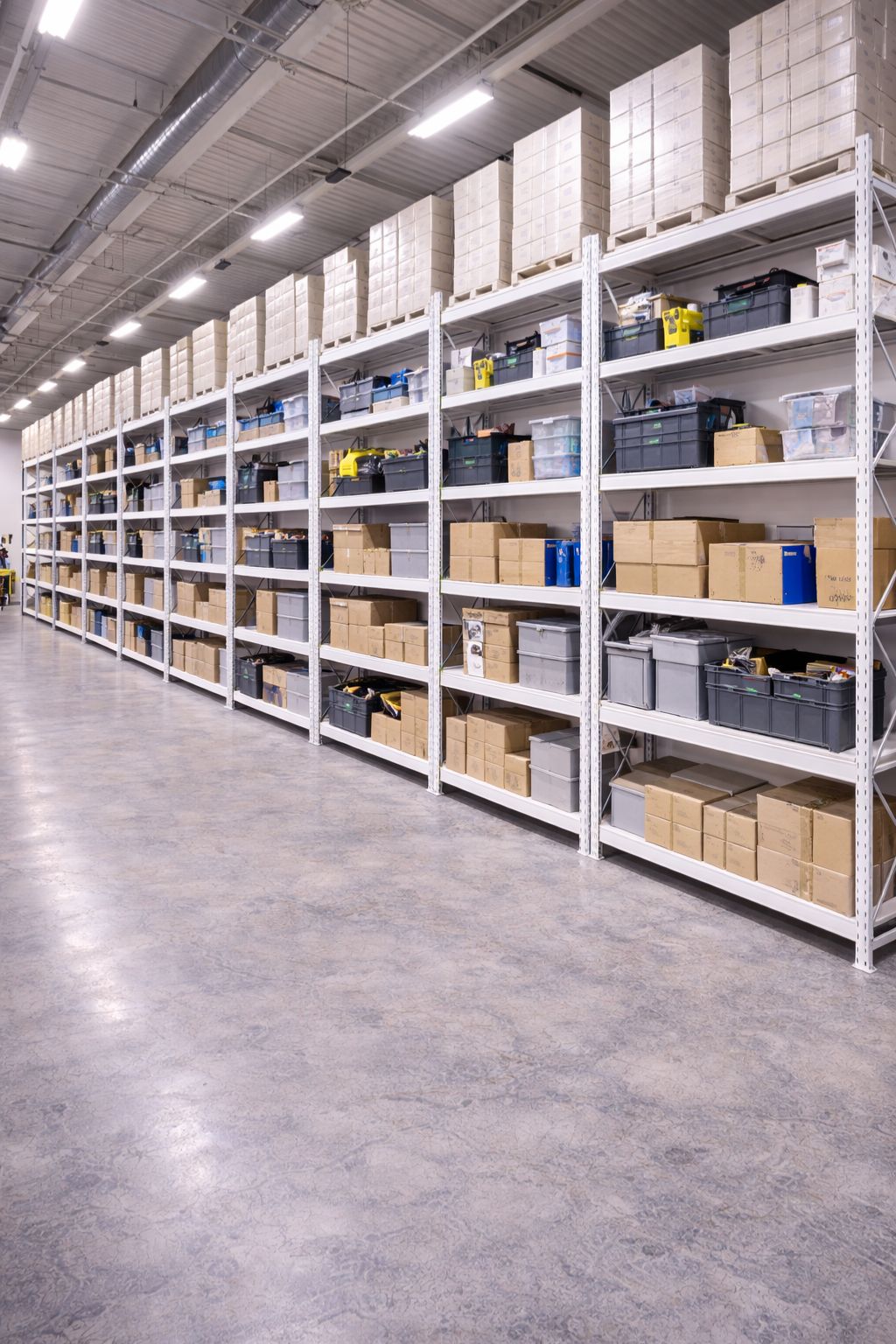 Sistem rafte industriale të bardha për organizim magazinash në Korce.