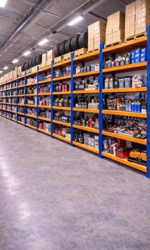 Sistem rafte industriale të bardha për organizim magazinash në Lushnje.